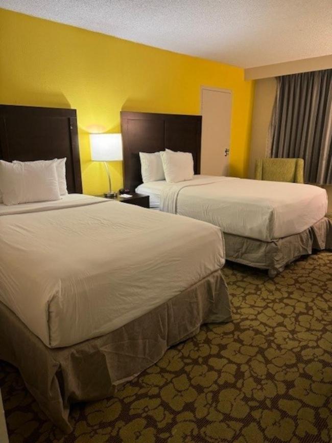 รามาดา พลาซา แอนด์ คอนเฟอเรนซ์ เซ็นเตอร์ บาย วินด์แฮม ชาร์ลอต แอร์พอร์ต Hotel ชาร์ล็อต ภายนอก รูปภาพ