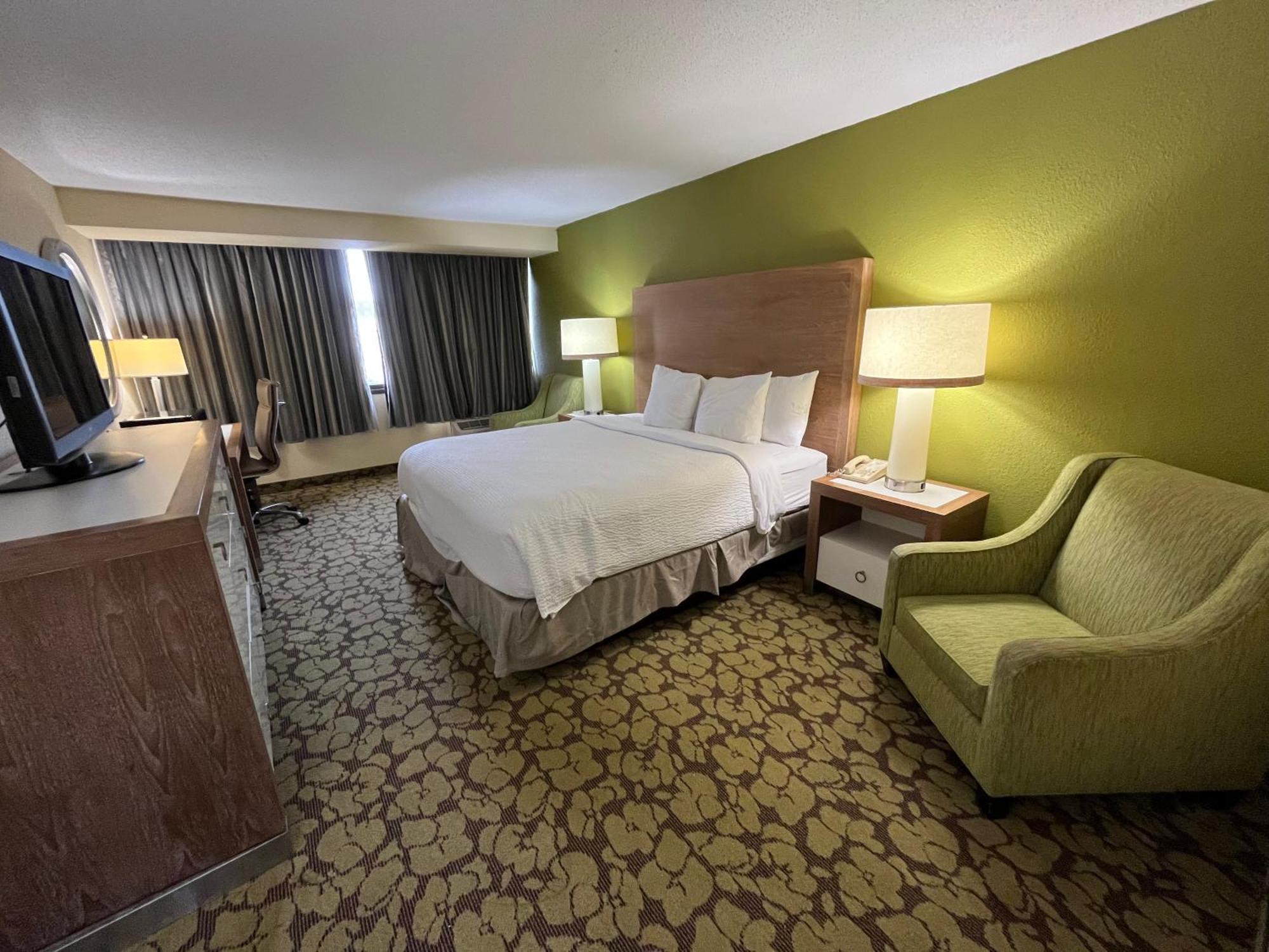 รามาดา พลาซา แอนด์ คอนเฟอเรนซ์ เซ็นเตอร์ บาย วินด์แฮม ชาร์ลอต แอร์พอร์ต Hotel ชาร์ล็อต ภายนอก รูปภาพ