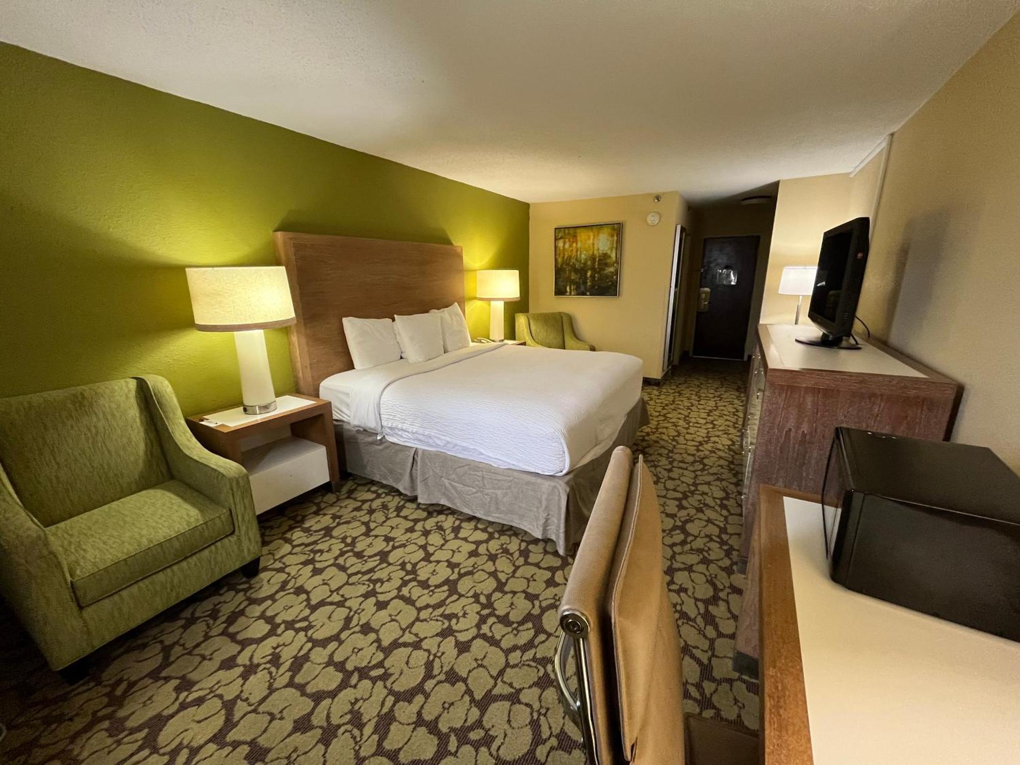 รามาดา พลาซา แอนด์ คอนเฟอเรนซ์ เซ็นเตอร์ บาย วินด์แฮม ชาร์ลอต แอร์พอร์ต Hotel ชาร์ล็อต ภายนอก รูปภาพ