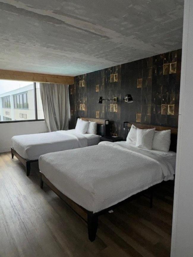 รามาดา พลาซา แอนด์ คอนเฟอเรนซ์ เซ็นเตอร์ บาย วินด์แฮม ชาร์ลอต แอร์พอร์ต Hotel ชาร์ล็อต ภายนอก รูปภาพ