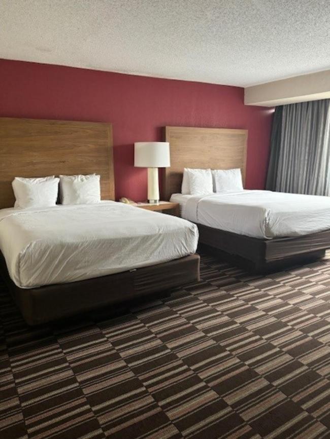 รามาดา พลาซา แอนด์ คอนเฟอเรนซ์ เซ็นเตอร์ บาย วินด์แฮม ชาร์ลอต แอร์พอร์ต Hotel ชาร์ล็อต ภายนอก รูปภาพ