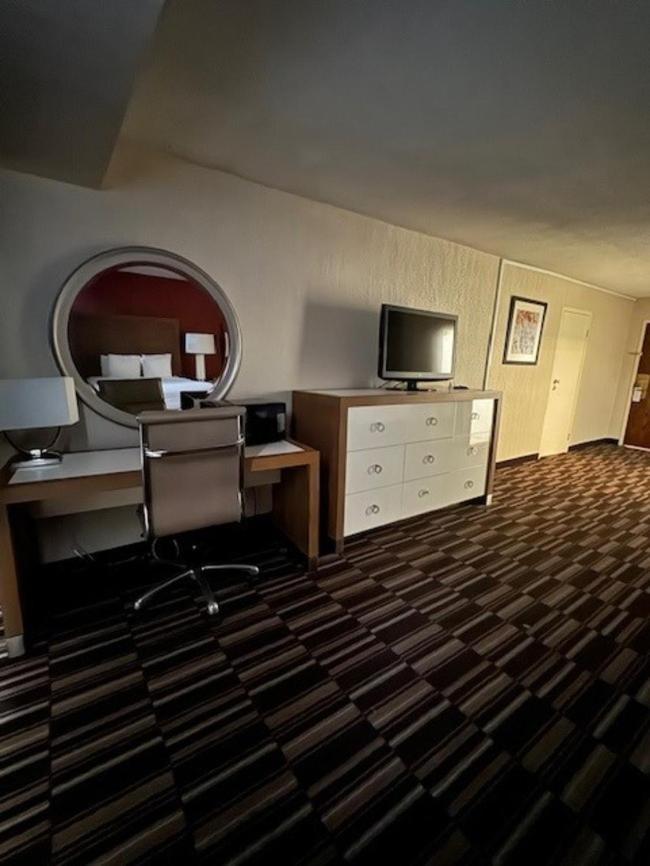 รามาดา พลาซา แอนด์ คอนเฟอเรนซ์ เซ็นเตอร์ บาย วินด์แฮม ชาร์ลอต แอร์พอร์ต Hotel ชาร์ล็อต ภายนอก รูปภาพ